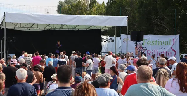 photo  sous le soleil, près de 3 000 festivaliers ont dégusté rillettes et musique, avec johnny vegas sur scène.  &copy;  ouest-france 