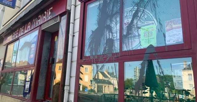 photo  les vitres et la terrasse ont été aspergées d’une matière qui ressembleà du goudron.  &copy;  s. ramond 