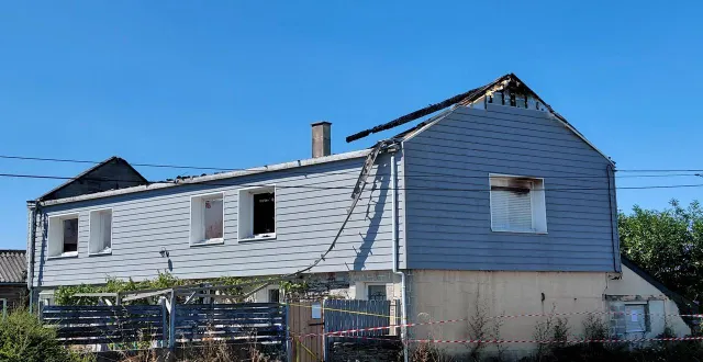 photo  la maison familiale, située à la pouëze, a en grande partie brûlé ce samedi 2 août.  &copy;  ouest-france 