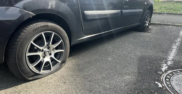 photo  certaines voitures, comme celle-ci, n’avaient plus aucun pneu gonflé ce dimanche matin.  &copy;  ouest-france 