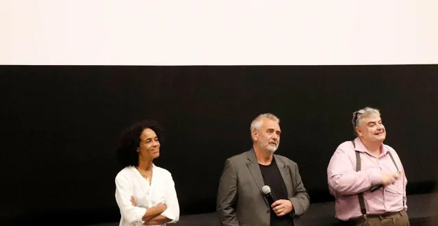 photo  virginie et luc besson et richard patry du groupe noé cinémas pendant les échanges avec le public lors de l’avant première de dogman.  &copy;  ouest-france 