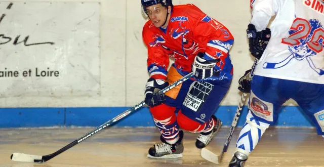 photo  claude devèze en 2004 sous le chandail des ducs d’angers.  &copy;  ouest france 
