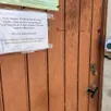 photo les bénévoles ont scotché un message et fermé à clé la petite porte de l’église.