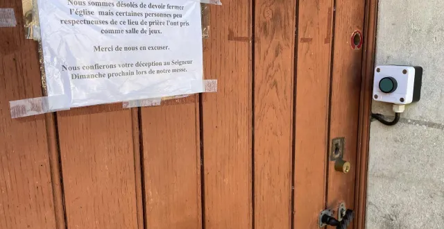 photo  les bénévoles ont scotché un message et fermé à clé la petite porte de l’église.  &copy;  le maine libre 