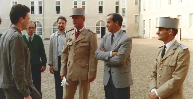 photo  le 18 mai 1989, le spationaute patrick baudry vient au prytanée à la rencontre des élèves, ici entre le colonel corrigou (à gauche), commandant le prytanée, et jean-claude ménard, chargé des relations publiques.  &copy;  dr 