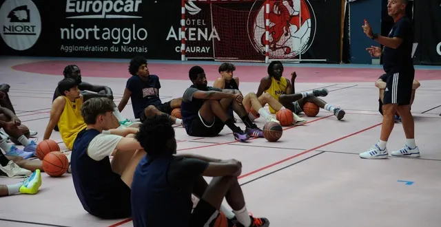 photo  laurent hay entraînera l’as niort pour la dernière fois au cours de cette saison 2025-2026.  &copy;  co - christophe bernard 