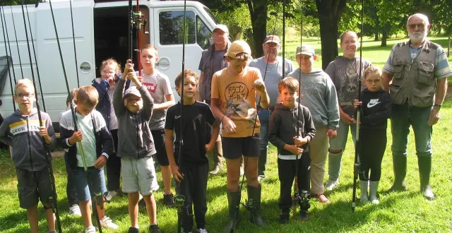 photo  une partie des apprentis pêcheurs avec les animateurs de la mjc et les responsables de la truite vimonastérienne.  &copy;  ouest-france 