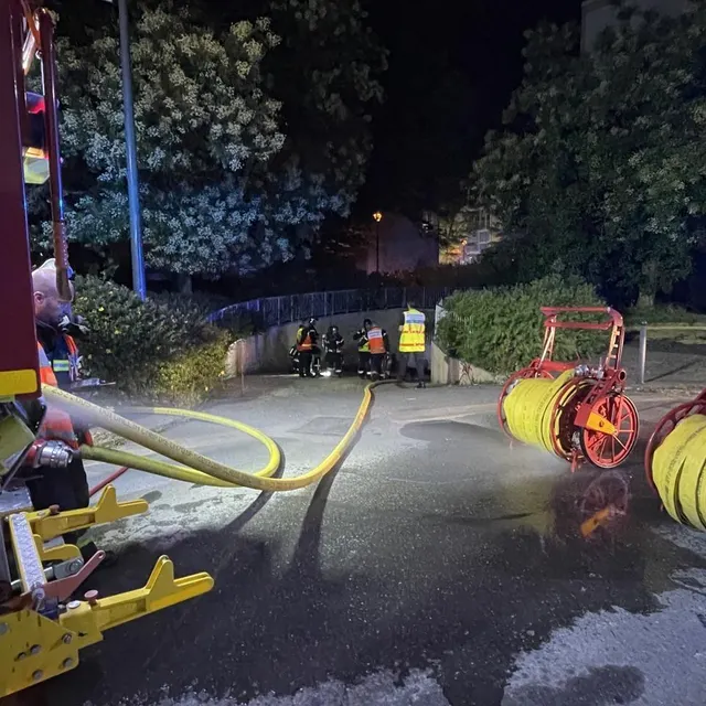 photo les pompiers sont intervenus en nombre pour un feu de véhicule dans un parking souterrain près de l’avenue henri fréville à rennes.  ©  ouest-france