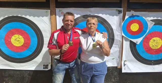photo  dimanche 3 août, le club des archers du so candé a fêté ses récents champions, au stade guy-langevin. danielle briancourt, présente au club depuis trois ans, a été médaillée de bronze au championnat de france. frank haudouin est, lui, devenu champion de france para en tir à l’arc extérieur dans sa catégorie « open scratch » homme. il a été 38 fois champion de france en individuel ou par équipes.  &copy;  ouest-france 