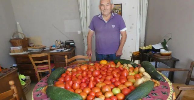 photo  daniel fresnay derrière sa dernière récolte  &copy;  ouest-france 