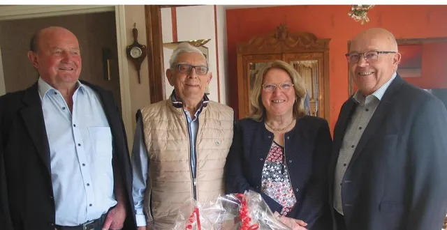 photo  daniel gautun, fêtait ses 100 ans, jeudi, entouré des élus.  &copy;  ouest-france 