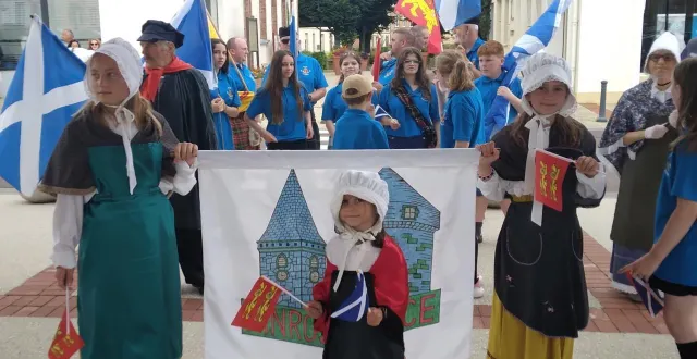 photo  petits et grands participent au 50e échange entre gacé et kinross  &copy;  ouest-france 