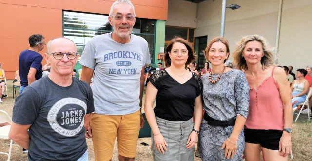 photo  philippe jérôme (2e à gauche) est soulagé, un nouveau bureau est formé : thierry gautier, secrétaire (à gauche), aurore coutard, secrétaire adjointe, cécile charpentier, trésorière et angélique blot, trésorière adjointe.  &copy;  le maine libre 