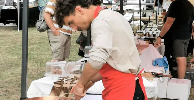 photo  les gourmandises à base de miel ont eu du succès auprès des visiteurs, pâtes de fruits et nougats ont fait des heureux.  &copy;  le maine libre. 