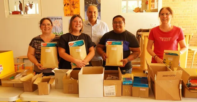 photo  estelle, audrey, titaina et katia qui ont préparé les pochettes ici avec le maire adjoint mostapha nafaa.  &copy;  ml 