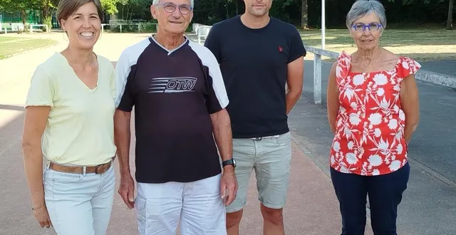 photo  delphine moron l’ancienne présidente du cos athlétisme, guy cochard, mathieu catroux nouveau président du cos et brigitte cochard.  &copy;  ouest-france 