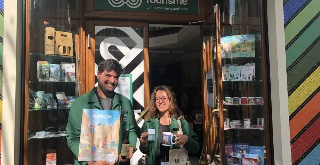 photo  devant l’office de tourisme d’alençon, raphaël et lou, conseillers séjours et guides touristiques, posent avec les principaux souvenirs de la cité des ducs.  &copy;  ouest-france 