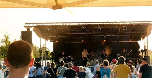 photo  l'édition 2024 de focus, dédiée à l'année 1999, a réuni plus de 500 personnes, à mazé-millon  &copy;  louise ausseray 