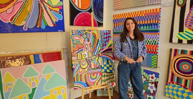 photo  la galerie ariane nous immerge dans un univers pétillant et coloré.  &copy;  le maine libre 