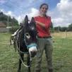 photo  à la chouette mulotte, lucile camus propose des parcours de 3,5 à 15 km de randonnée pédestre aux côtés d’un âne. aujourd’hui, olenka accompagne nos deux journalistes. 