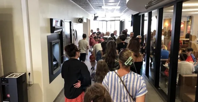 photo  ce samedi 2 août, la pause pipi est plus longue que prévu pour certaines, sur l’aire de repos des portes d’angers…  &copy;  le courrier de l’ouest 