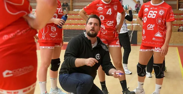 photo  nicolas luck et ses joueuses auront à cœur de faire une belle saison.  &copy;  co - marie delage 