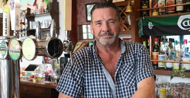 photo  terence anderson est le propriétaire du pub les trois cheminées à montsecret, commune déléguée de montsecret-clairefougère.  &copy;  ouest-france 