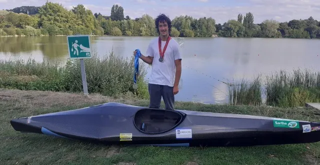 photo  émile pichard, 17 ans, licencié au canoë-kayak club fertois (ckcf), revient des championnats de france avec deux médailles d’argent autour du cou en canoë monoplace.  &copy;  ouest-france 