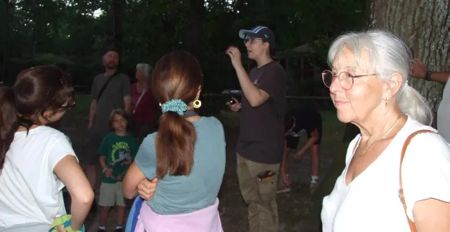 photo  émilie carré (au centre de l’image), soigneuse animalier, présente le domaine de pescheray aux visiteurs, à l’occasion des visites nocturnes qui se déroulent tout au long de l’été.  &copy;  ouest-france 