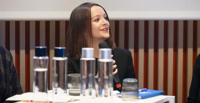 photo  marie caron.  &copy;  smps 