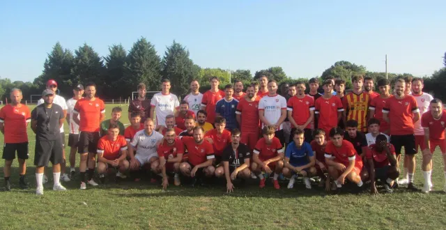 photo  l’entraînement de seniors et des u 19 a repris lundi au stade des varennes.  &copy;  ouest-france 