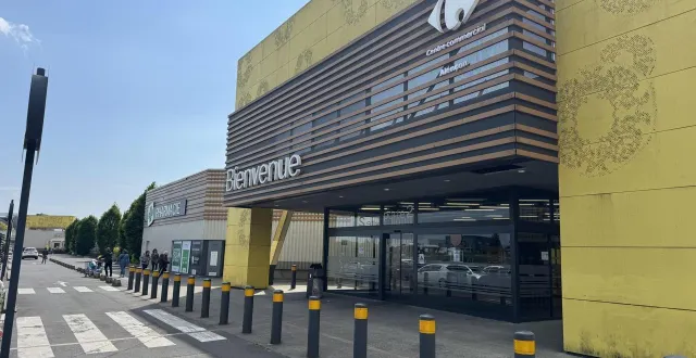 photo  le magasin assure procéder au remplissage des rayons.  &copy;  archives ouest-france 