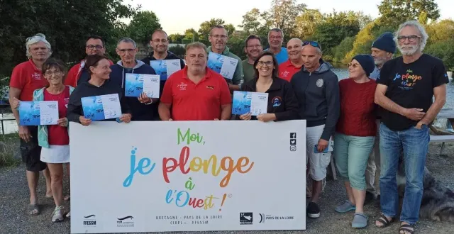 photo  entourant jean-pierre bouakaze (devant au centre) et l’ensemble des encadrants, les nouveaux moniteurs fédéraux de 1er degré montrent leur diplôme.  &copy;  ouest-france 
