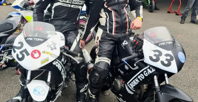photo  emerick (à gauche, n° 25) avec antoine, avant une course moto 25 power.  &copy;  le maine libre 