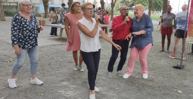 photo  ici un groupe s’est constitué pour relever un défi au karaoké.  &copy;  le maine libre 