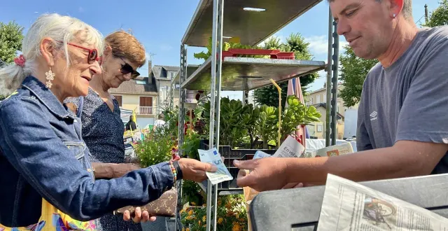 photo  sur le petit marché de la place de la boussinière, au mans, les pièces et les billets ont la cote.  &copy;  le maine libre 