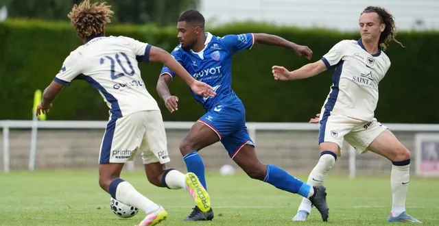 photo  ici face au concarneau de garland gbellé en préparation, léo milliner, noé lebreton (de dos) et le sm caen vont découvrir le national, vendredi 8 août 2025 (19 h 30) face à aubagne.  &copy;  maxime ducastel 