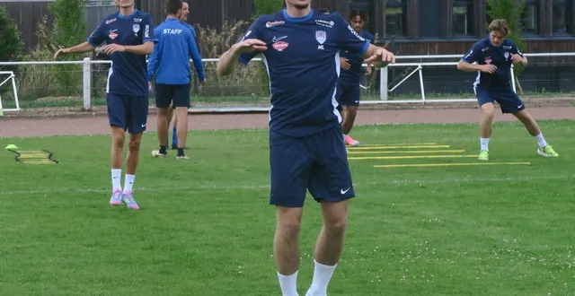 photo  mathis lefevre (au centre) et thibaud legrou (à gauche) devraient jouer leurs premières minutes avec les couleurs saboliennes face au mans (b), ce mercredi.  &copy;  ouest-france 