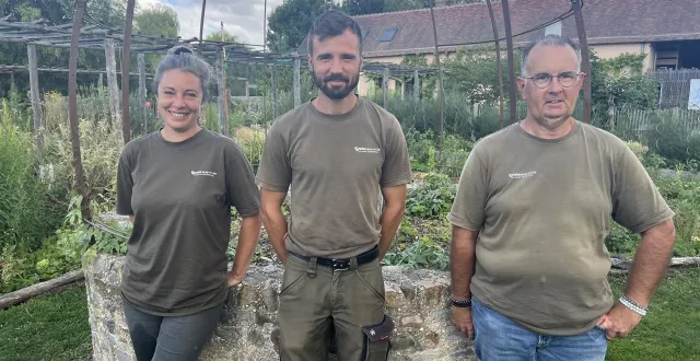 photo  pour chouchouter les plantes et les légumes du potager de l’arche de la nature, maxime regouin (au centre) est entouré de maud pineau (à gauche) et de stany genetay (à droite).  &copy;  ouest-france 