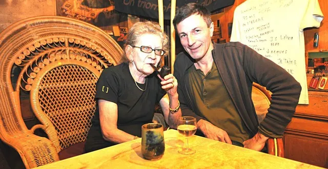 photo  pierrick bourgault en compagnie de « la mère lapipe » en 2013.  &copy;  archives le maine libre 