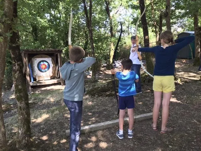 photo l’association des amis du château de la gravoyère entend rendre la visite ludique pour les plus jeunes, avec notamment une initiation au tir à l’arc.  ©  ouest-france