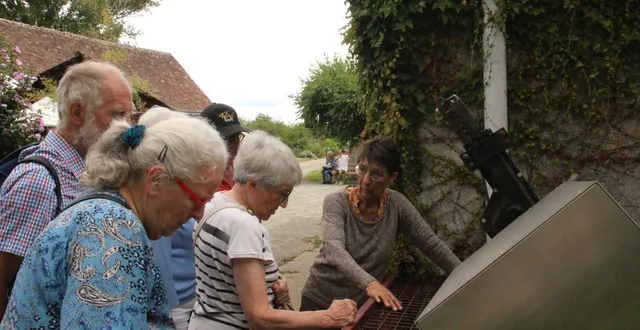 photo  vaas, mercredi 30 juillet 2025. la présidente de l’association des amis du moulin de rotrou (à droite) a assuré la visite des lieux.  &copy;  le maine libre 