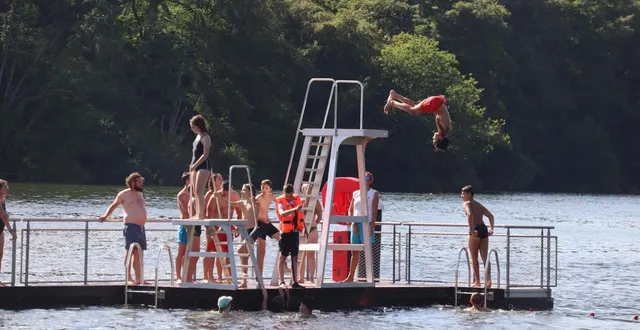 photo  la 3e édition de la fête du lac de rabodanges est organisée par la commune de putanges-le-lac (orne), l’occasion pour les visiteurs de participer à de nombreuses activités et animations et d’assister au feu d’artifice musical tiré sur le lac.  &copy;  archive ouest-france 