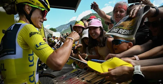 photo pauline ferrand-prévot signant des autographes avant le départ de la dernière étape du tour de france femmes, le 2 août 2025 à praz-sur-arly. © julien de rosa / afp