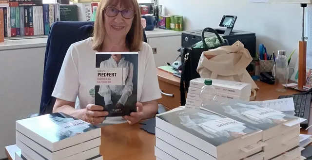 photo  brigite piedfert, lors des signatures des services de presse chez calmann-lévy, où elle publie son 4e livre.  &copy;  photo libre de droits 