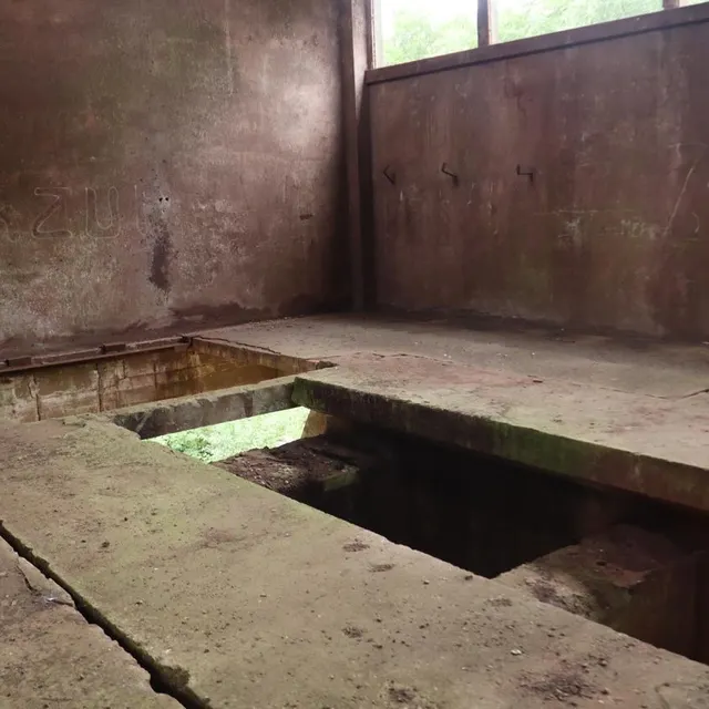 photo les traces du concasseur dans le chevalement de la mine de saint-clair-de-halouze.  ©  ouest-france