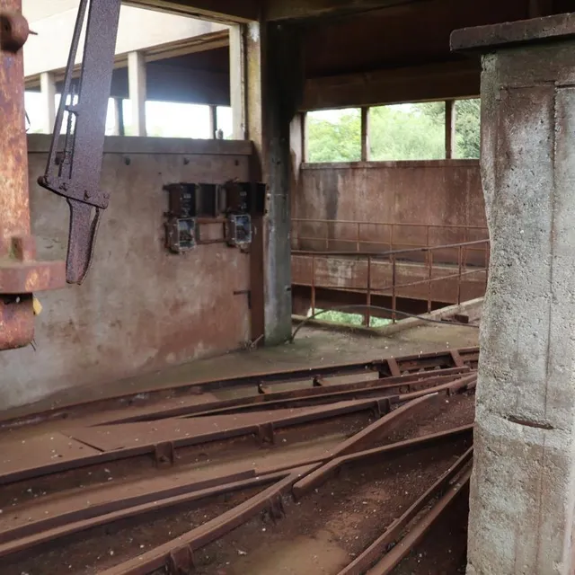 photo les rails des wagons dans le chevalement de la mine de saint-clair-de-halouze.  ©  ouest-france