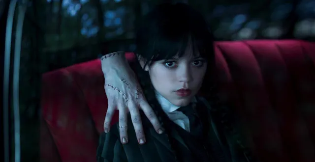 photo  jenna ortega dans la saison 2 de 