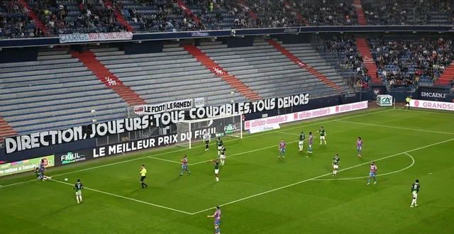 photo  comme face au red star lors du dernier match à domicile en ligue 2, le vendredi 2 mai, la partie inférieure de la tribune borrelli sera vide.  &copy;  thomas bregardis / ouest france 