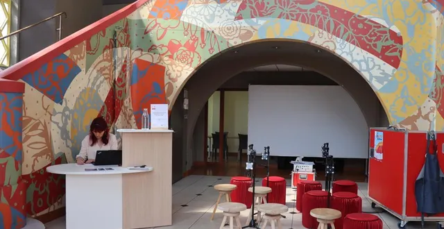 photo  à l’intérieur de la chapelle saint-nicolas, le musée numérique micro-folie propose un visionnage d’oeuvres et des ateliers gratuits durant l’été.  &copy;  ouest-france 